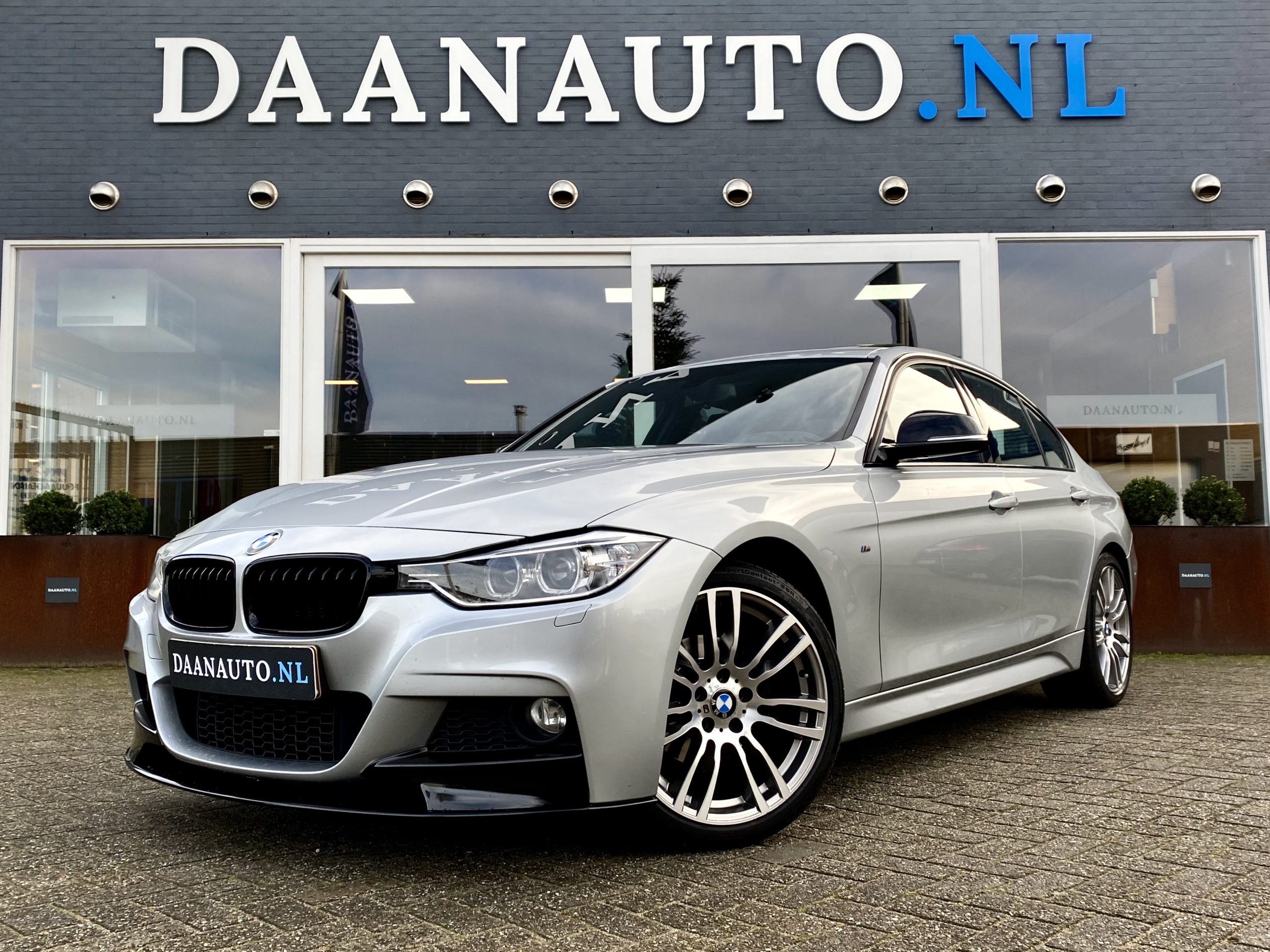 BMW 316i M-Performance | Schuif-/Kanteldak | ECC | Bi-Xenon Navi Pro | 19" | Entry | Stoelverw. - Daanauto